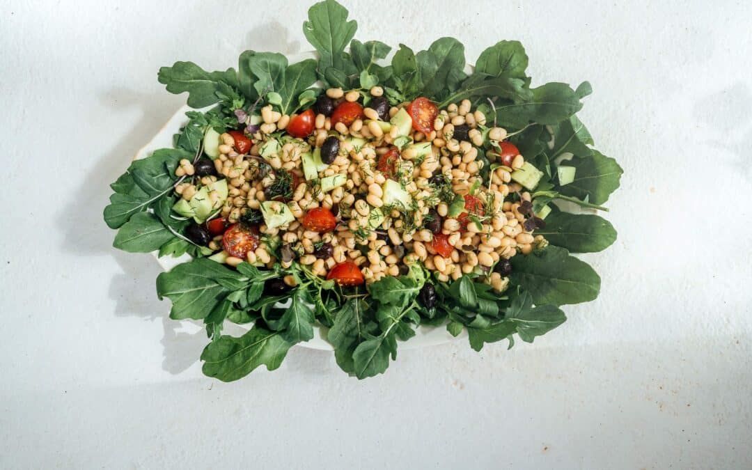 Wilder Rucola mit weissen Bohnen, Oliven & Cherries