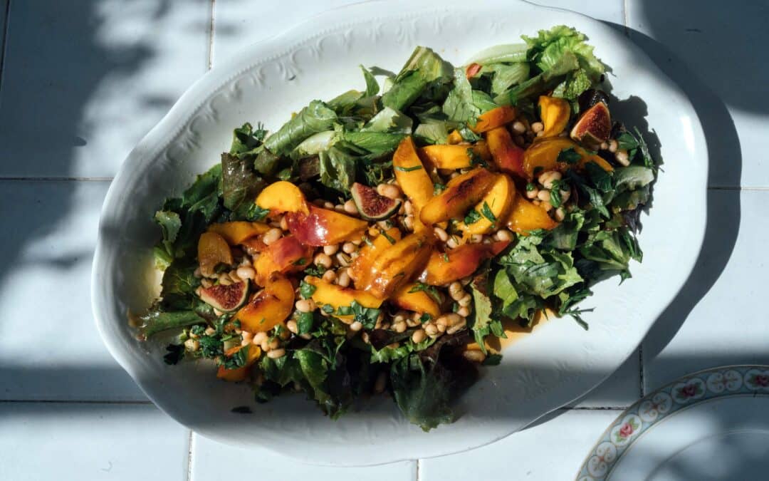 Gegrillte Pfirsiche, Mangos & Feigen auf Gartengrün mit Kichererbsen & Spezereien