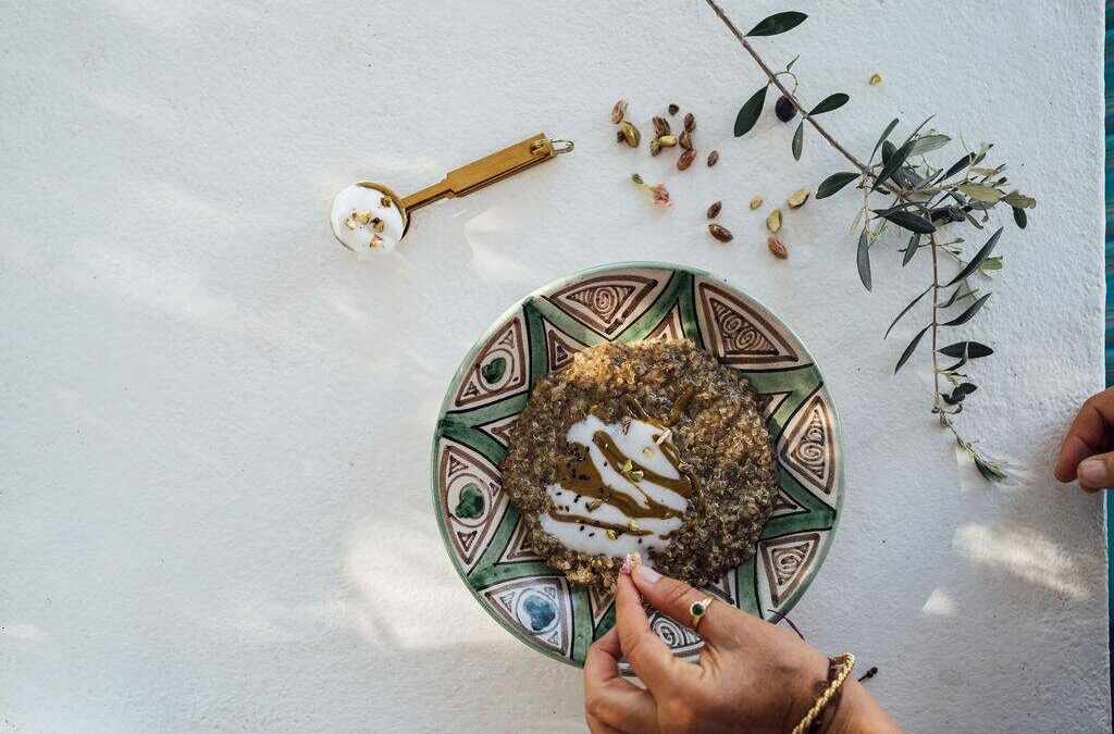 Quinoa & Chia Porridge mit Kardamom & Rosenwasser