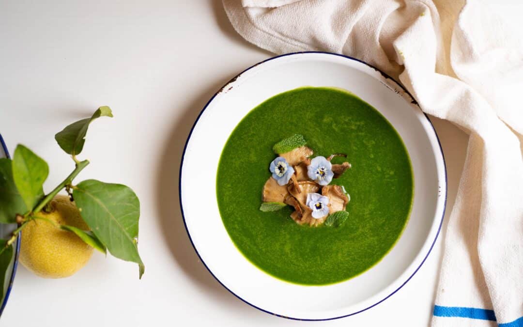 Spinatsuppe mit geschmorten Shiitake Pilzen