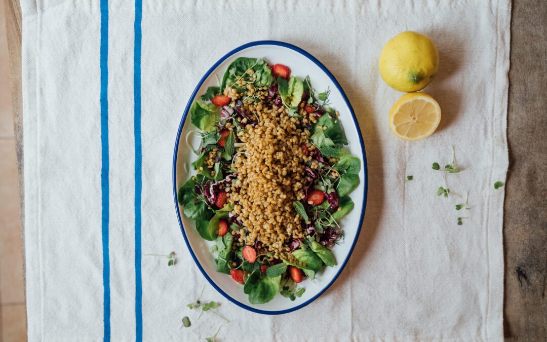 Gerstensalat mit Portulak & Erdbeeren