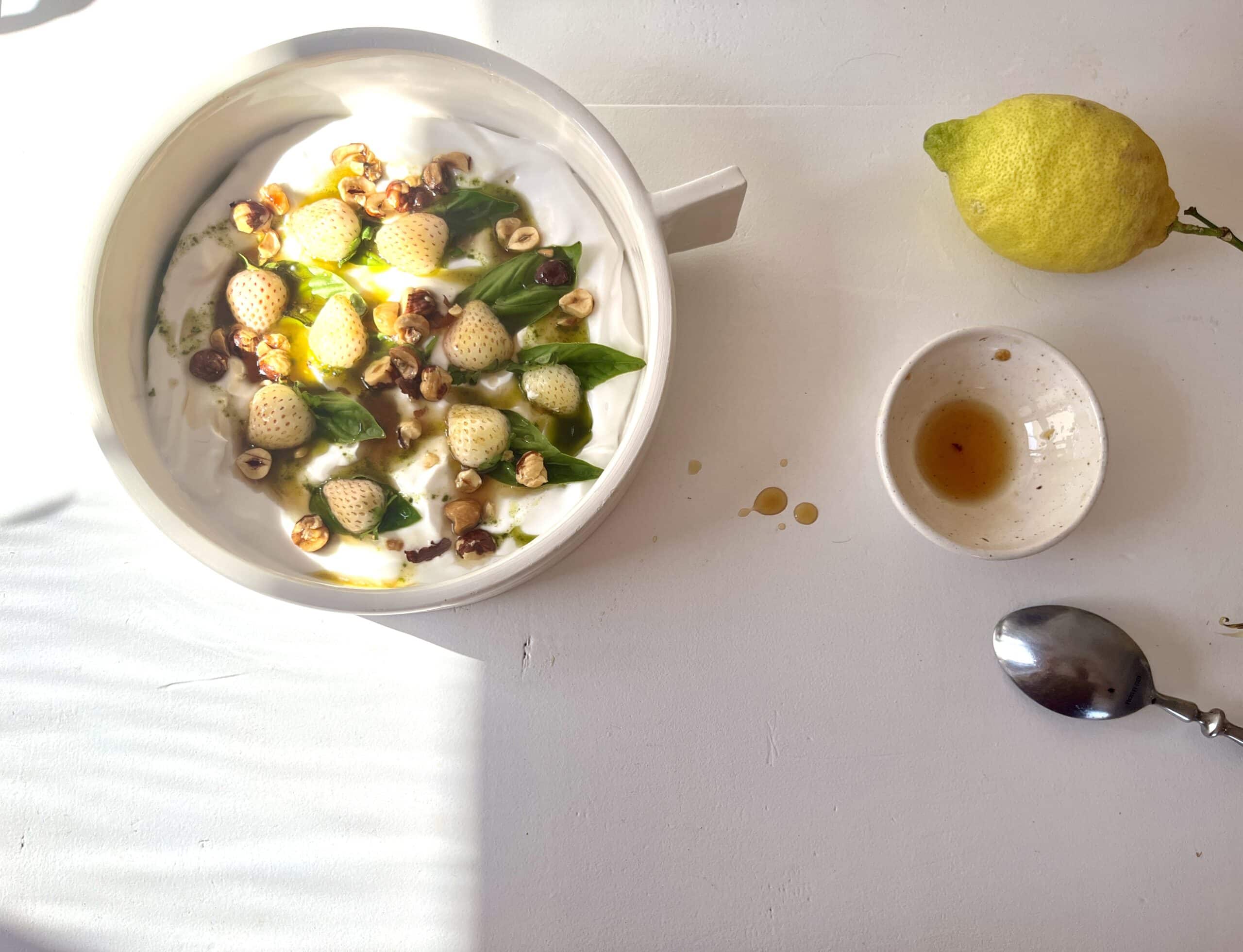 Weiße Erdbeeren, Kokosjoghurt, Haselnusshonig & Feigenblattöl