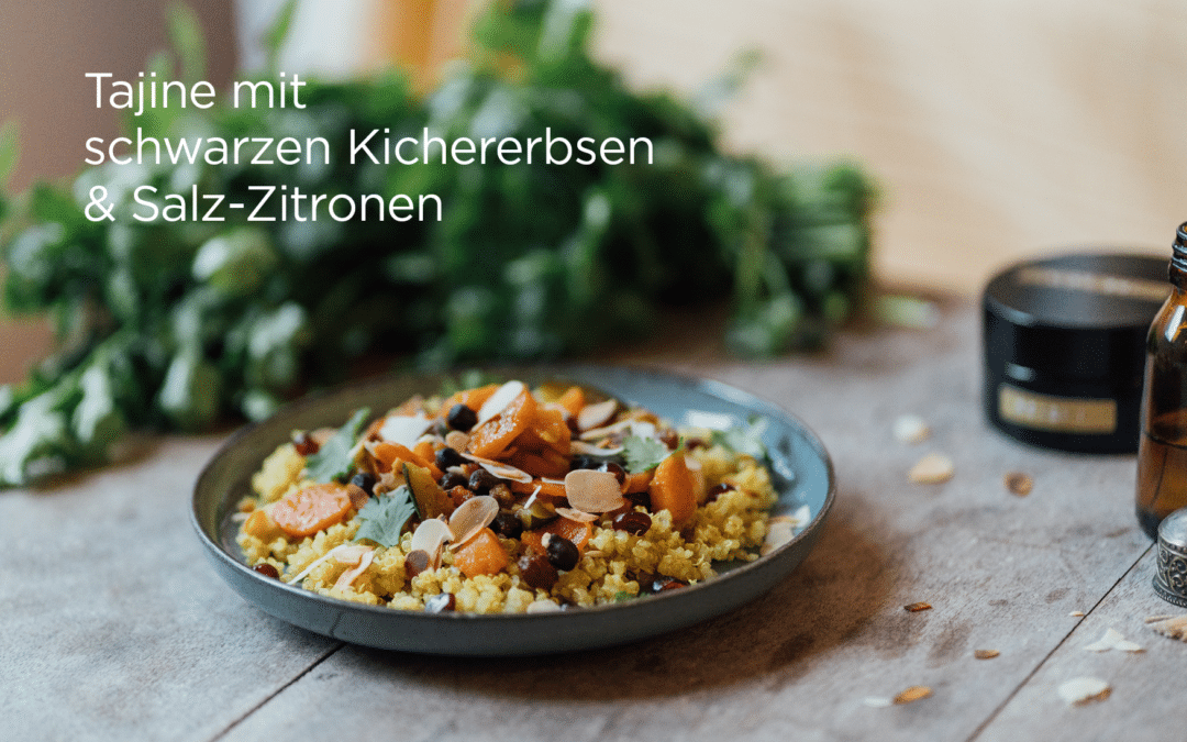 Tajine mit schwarzen Kichererbsen und Salzzitronen