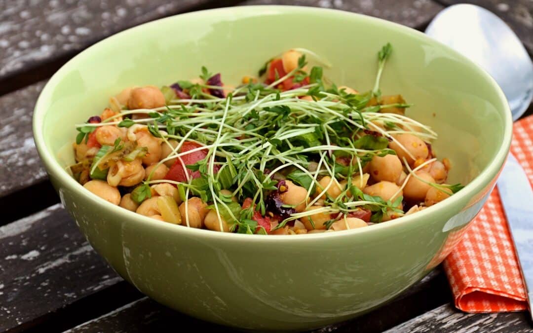 Sommersuppe mit Kichererbsen, Zitrone, Tomaten, Stangensellerie & Rosmarin