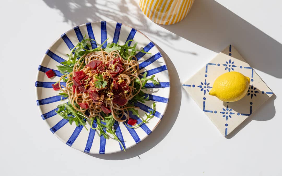 MAI  – Buchweizenpasta mit roter Beete, Rosinen & Petersilie