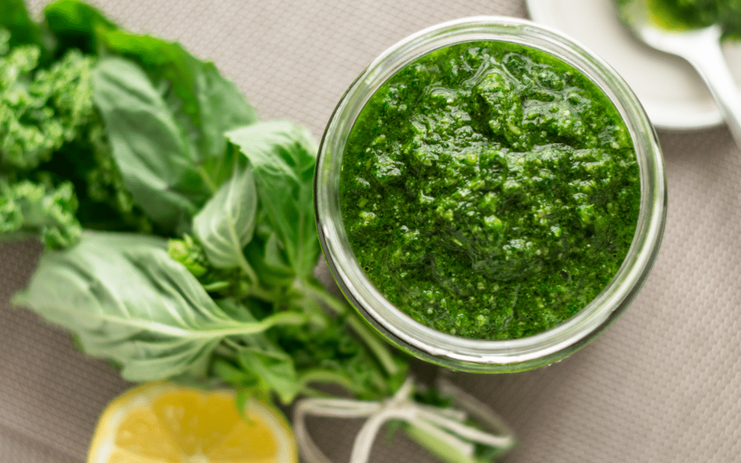 MÄRZ  – Kalenderblatt #2 Frühlingskräuter Pesto